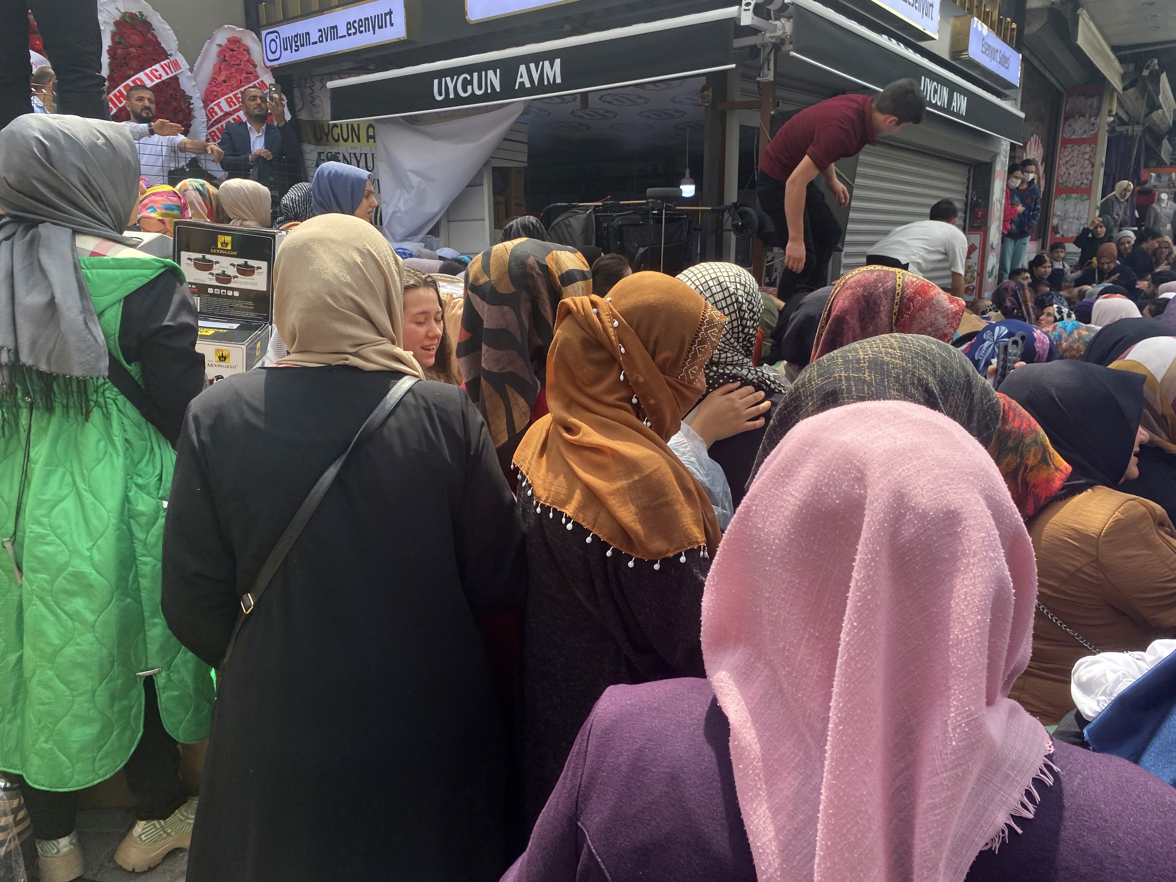 Esenyurt’ta mağaza açılışında izdiham