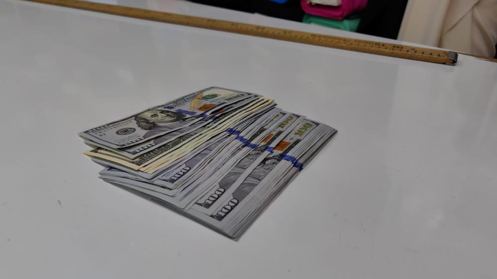 Kaldırımda bulduğu dolarları sahibine ulaştırdı