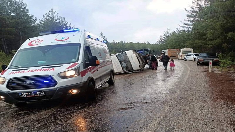 Tütün işçilerini taşıyan minibüs devrildi