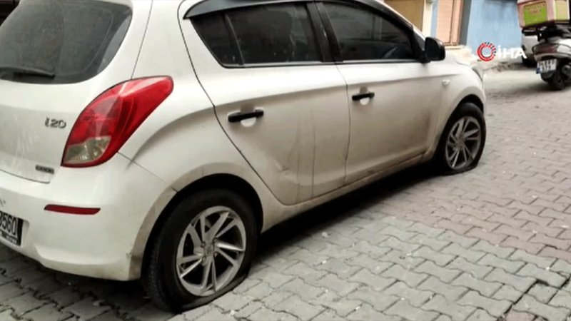 Sultangazi'de 10 aracın lastikleri kesildi