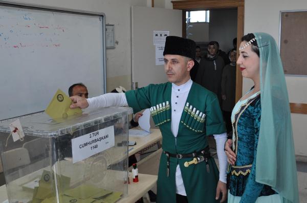 Kafkas kıyafetleriyle sandığa gittiler