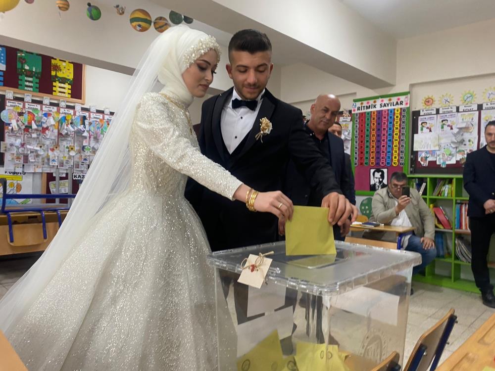 Gelinlikle damatlıkla sandığa geldiler