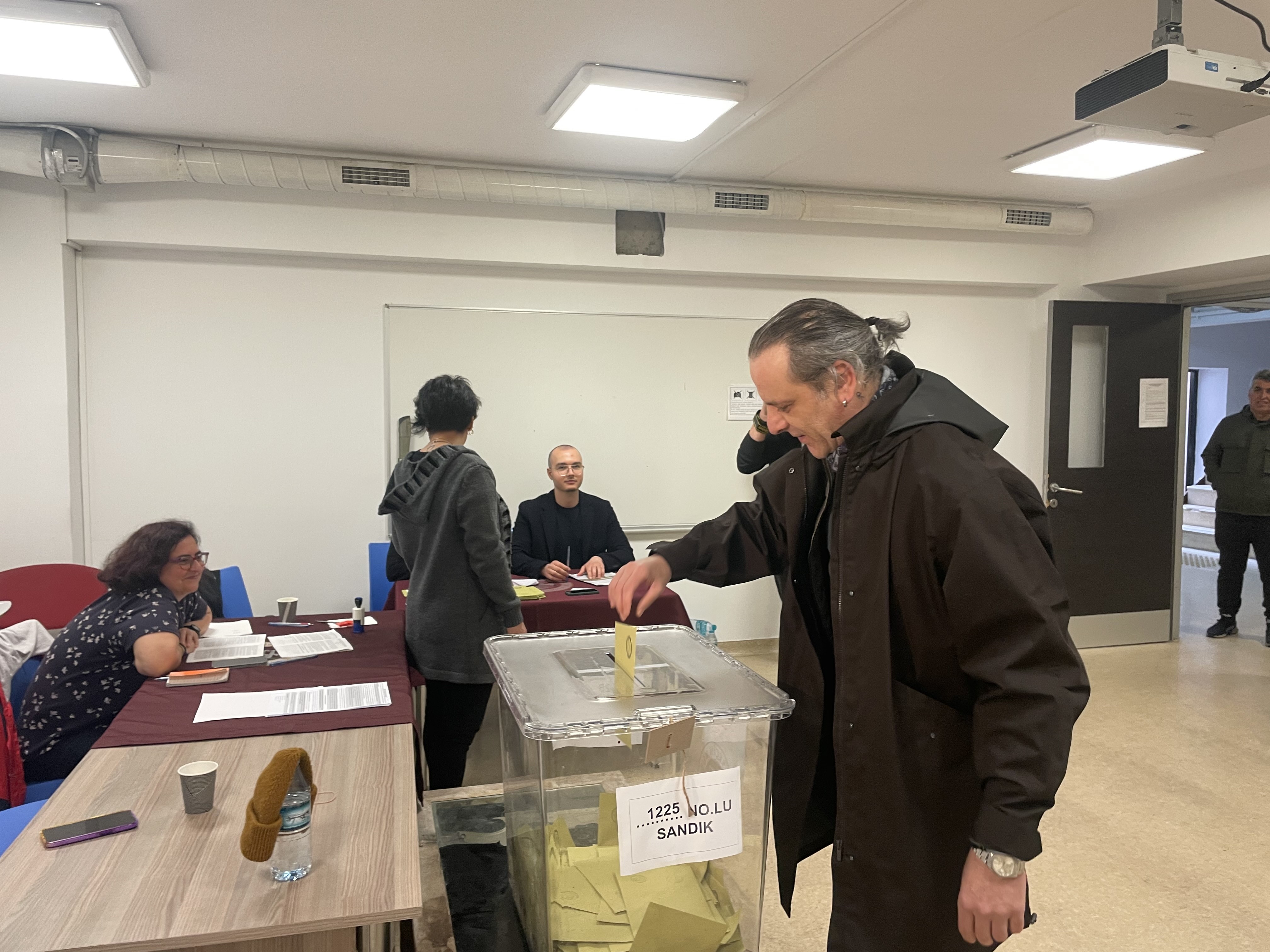 Ünlü oyuncu Ozan Güven oy kullandı