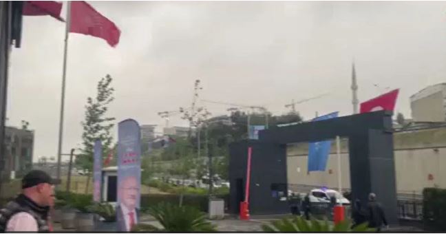 CHP İstanbul İl Başkanlığı binası önünde silah sesleri