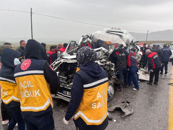 Sivas'ta yolcu minibüsü ile TIR çarpıştı: 4 ölü, 3 yaralı