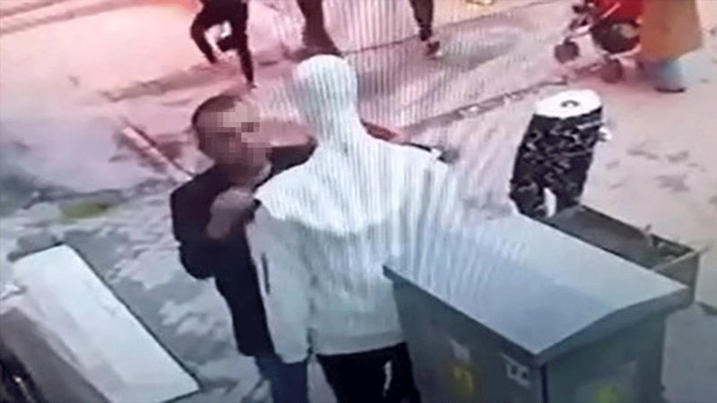 Cansız mankenin üzerindeki kıyafeti çaldı