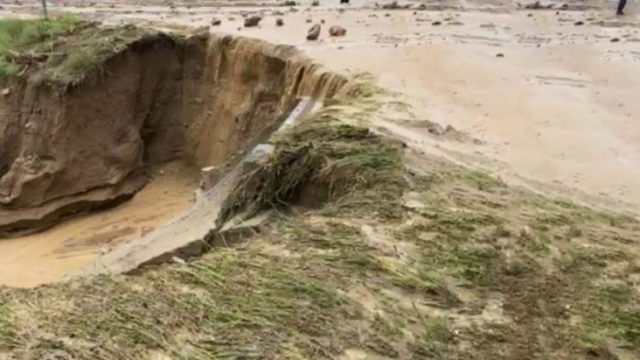 Aniden bastıran sağanak yolu ikiye böldü