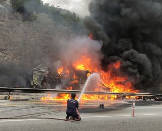 Antalya'da devrilen boya ve tiner yüklü TIR, alev alev yandı