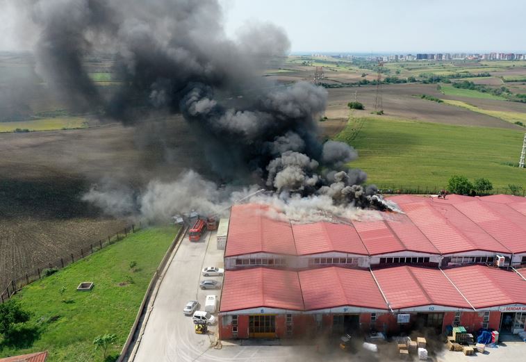 Edirne'de mobilya deposunda yangın çıktı