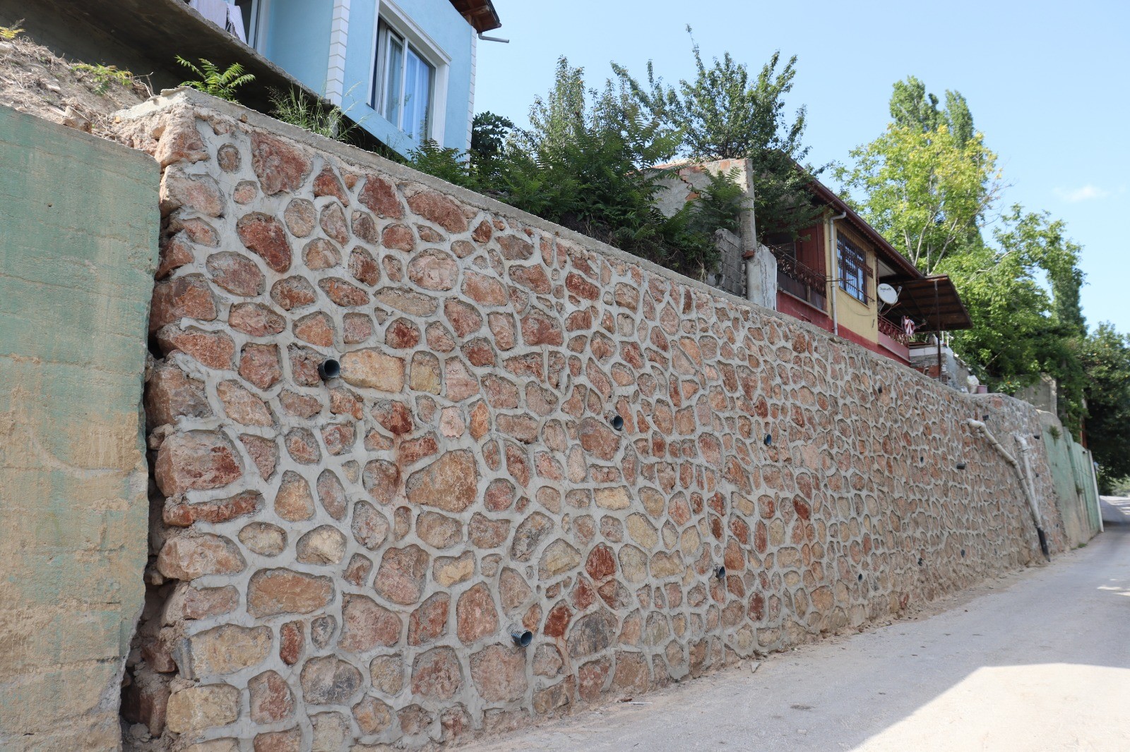 İstinat duvarı yaşlı çiftin evini yerle bir etti