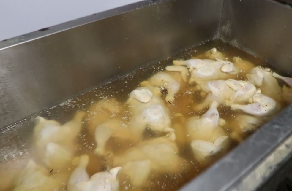 Bozuk tavukları çamaşır suyunda bekletmişler