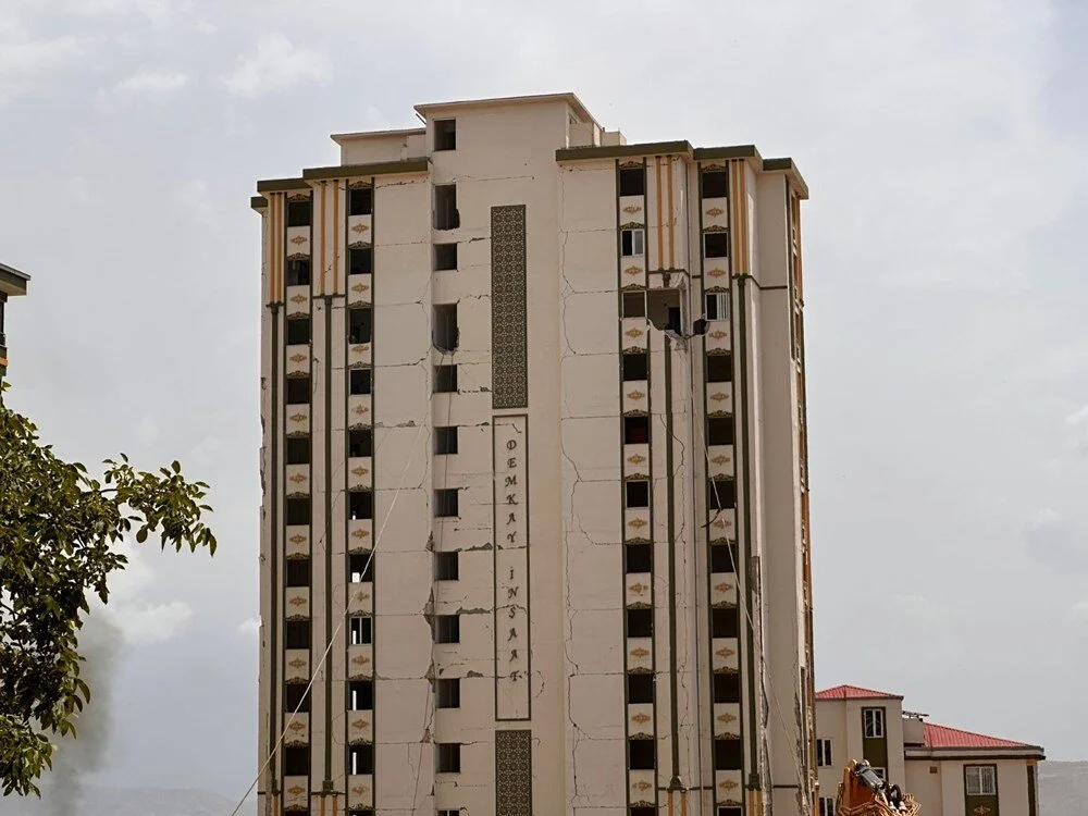 Ağır hasarlı bina sağlam evin üzerine devrildi