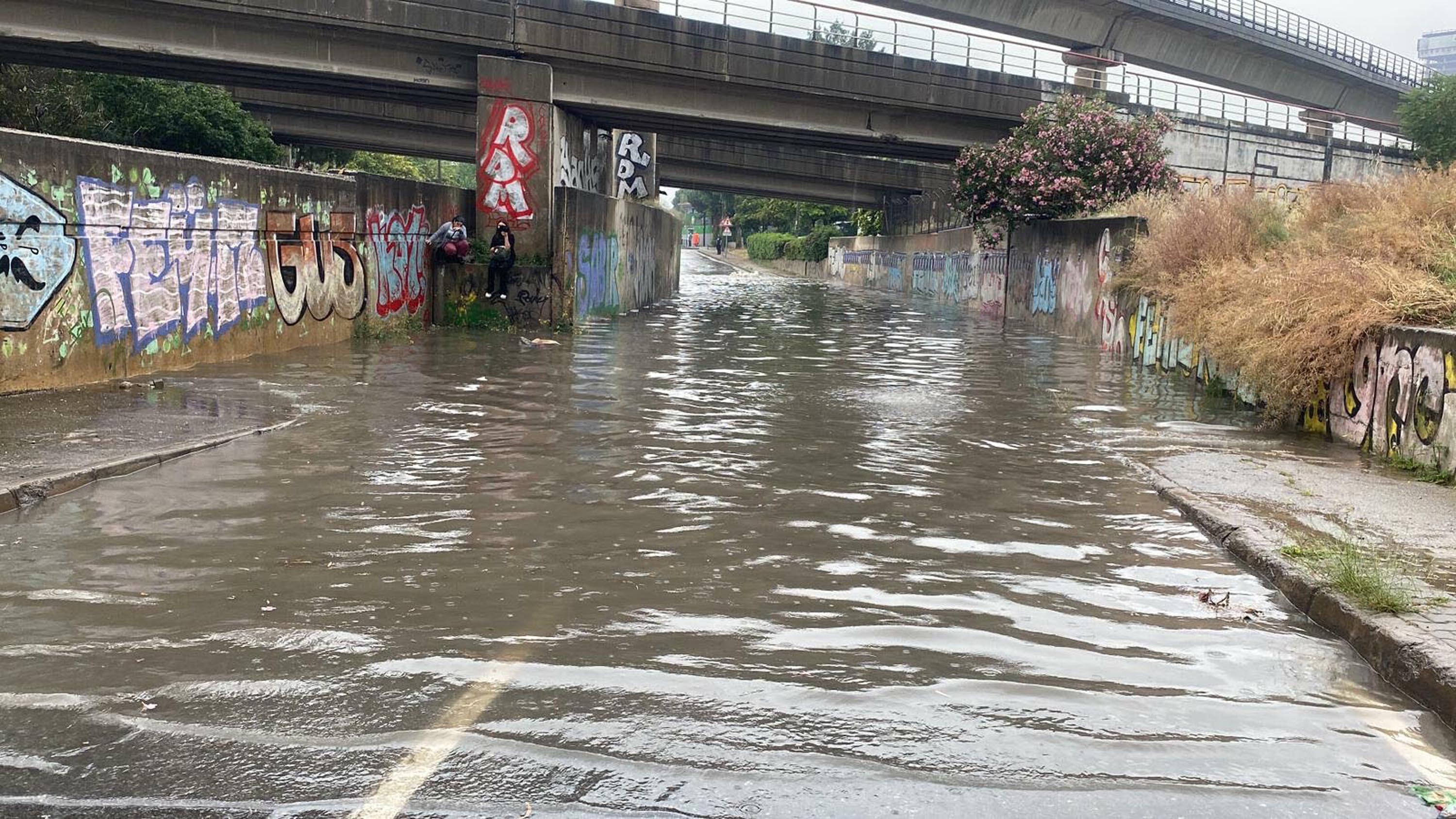 İzmir'de sağanak hayatı felç etti