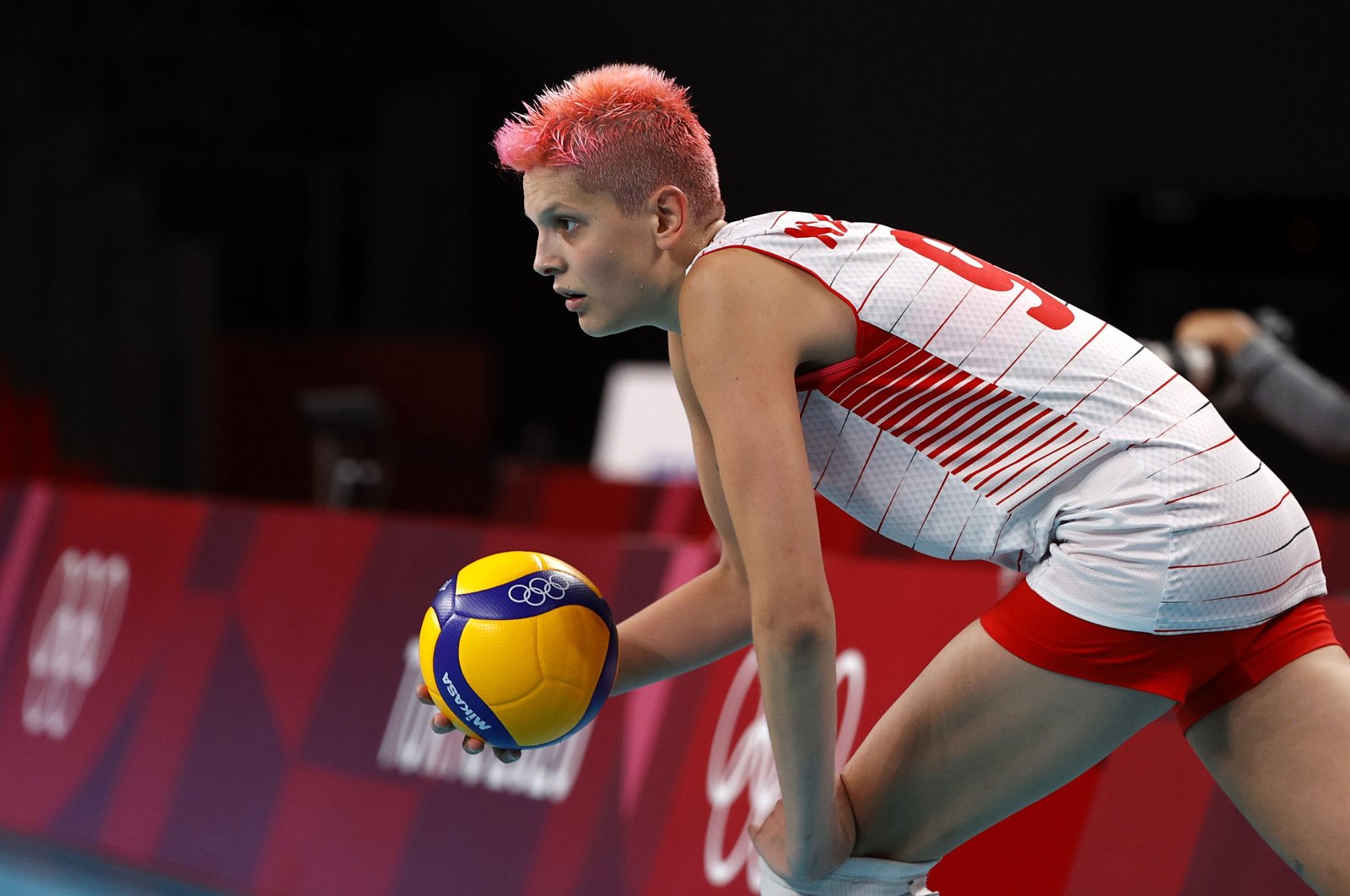 Ebrar Karakurt yeni takımına resmen imza attı