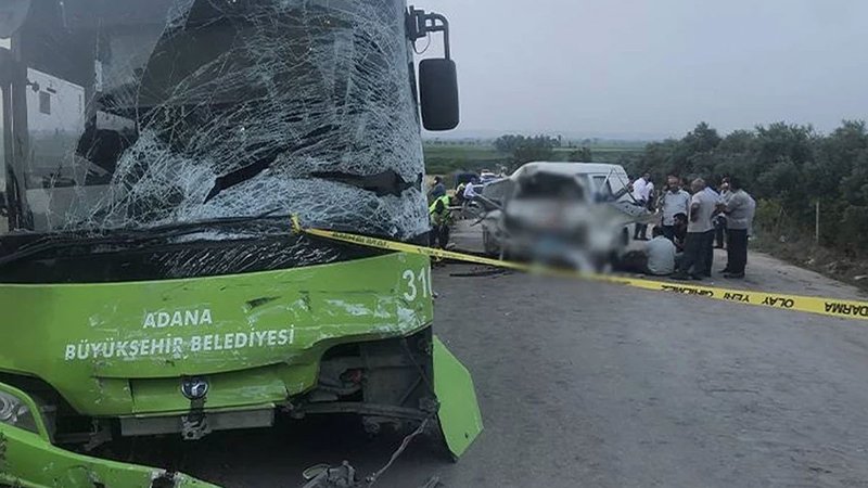 Adana'da belediye otobüsü ile minibüs çarpıştı: 2 kişi hayatını kaybetti, 10 kişi yaralandı