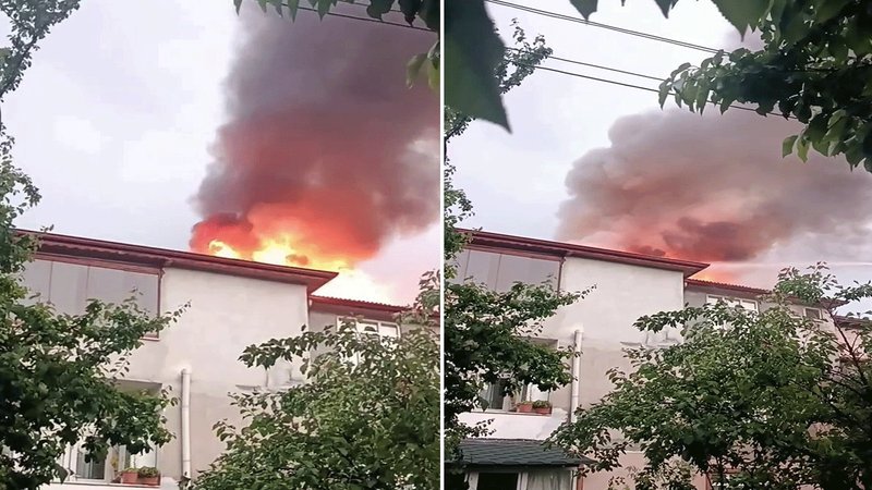 Yıldırım düşen evin çatısı alev aldı