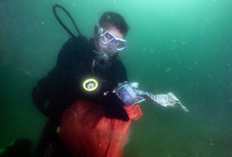 Balıkadamlar Caddebostan Sahili'nde deniz dibi temizliği yaptı