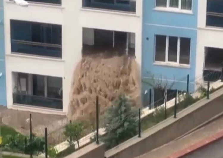 Su basan dairenin balkonu şelaleye döndü