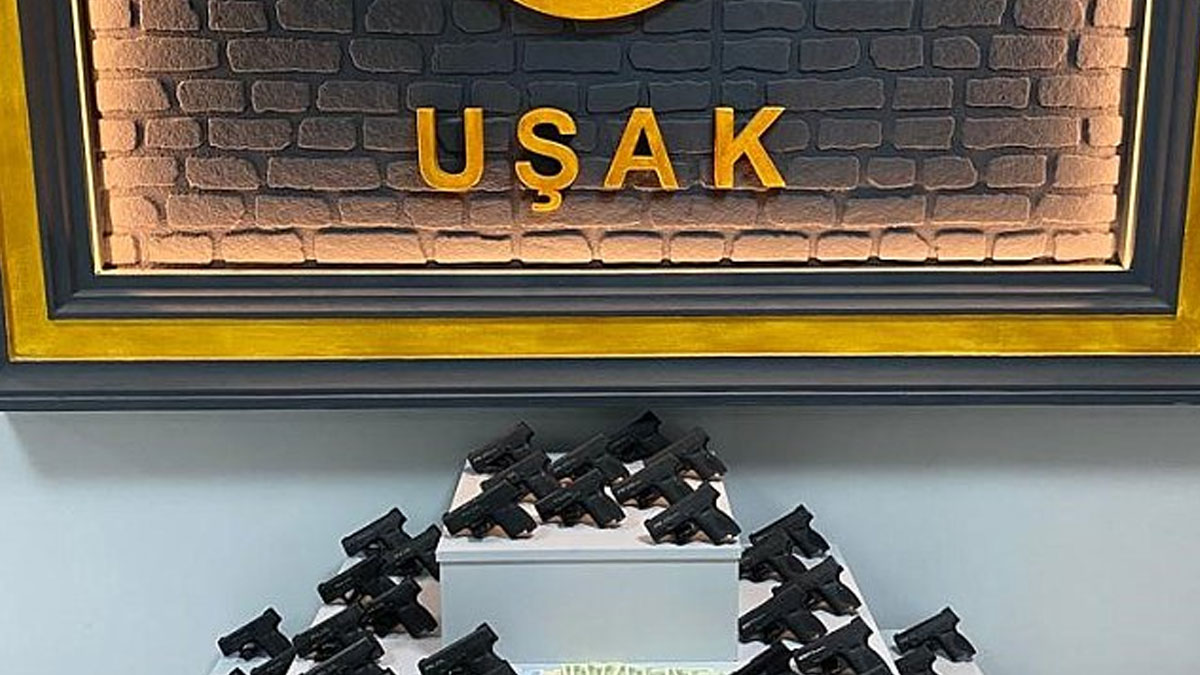 Uşak'ta bir otomobilde 63 ruhsatsız tabanca ele geçirildi