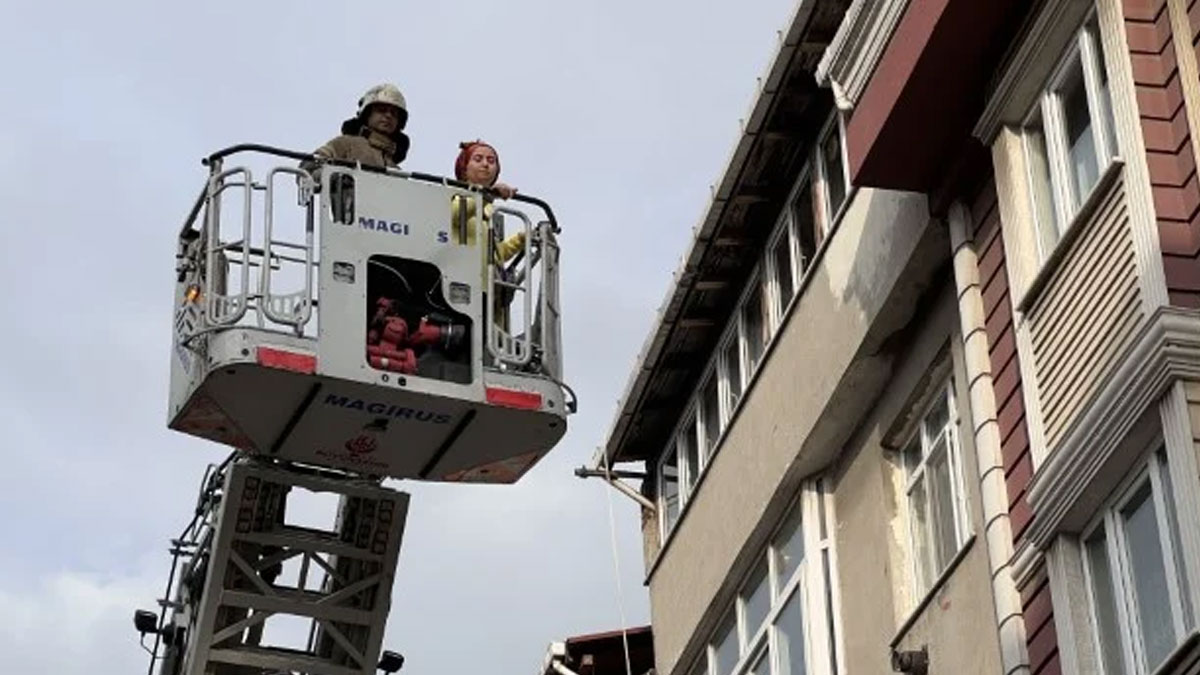 Sultangazi'de merdivenleri çöken binadaki 12 kişiyi itfaiye kurtardı