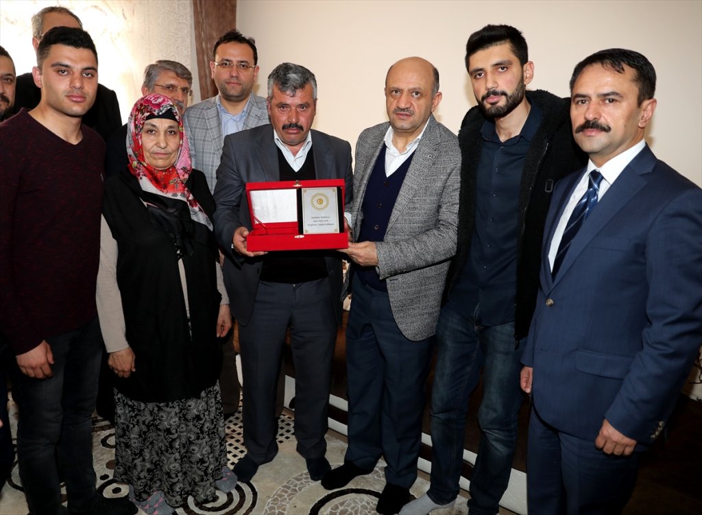 Işık, şehidin ailesini ziyaret etti