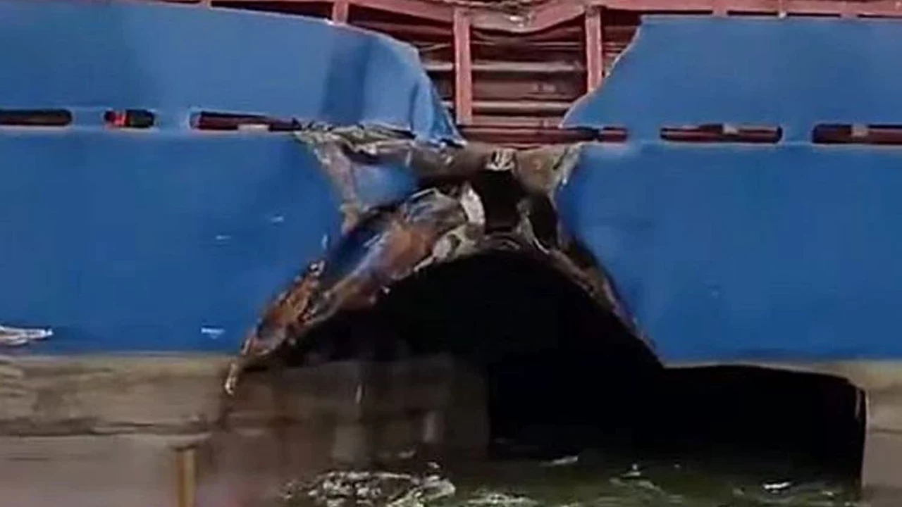 Ege'de iki gemi çarpıştı