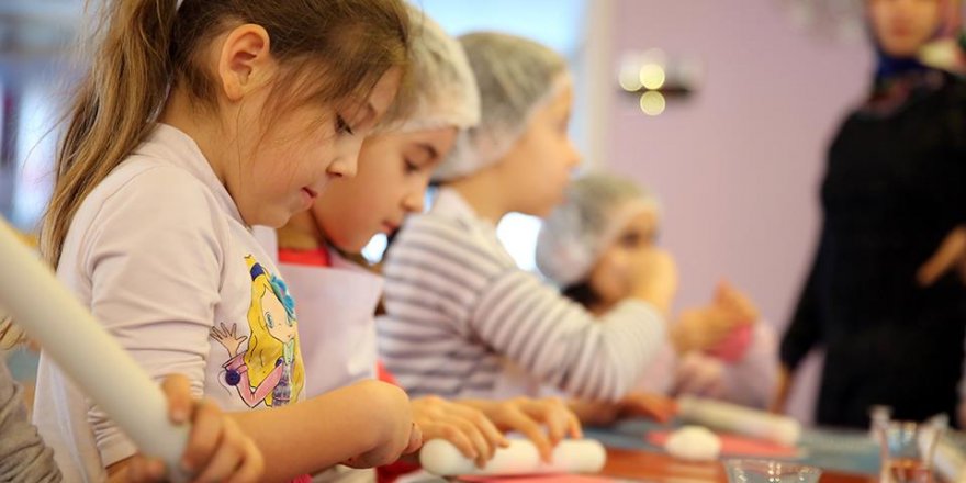 Minik kurabiyeciler sertifikalarını aldı