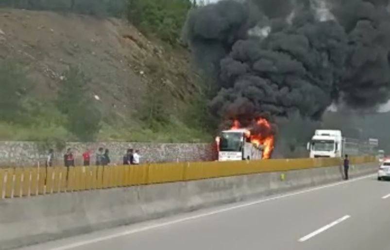 Adana'da otoyolda seyir halindeki otobüste yangın çıktı
