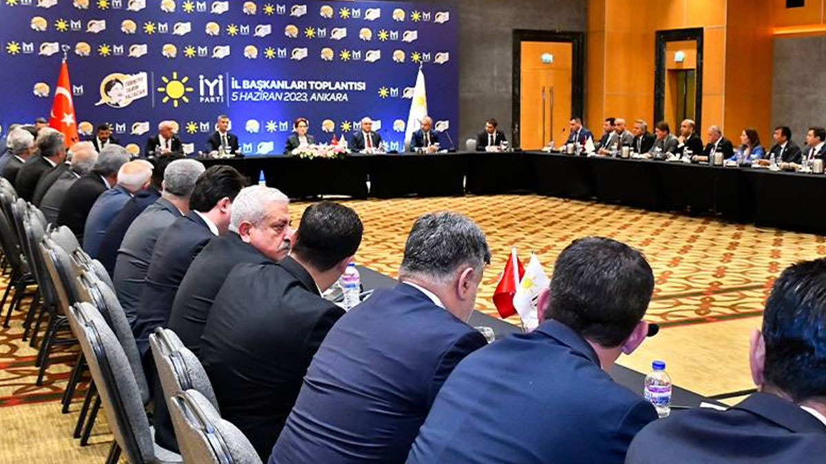 Akşener, partisinin il başkanlarıyla bir araya geldi