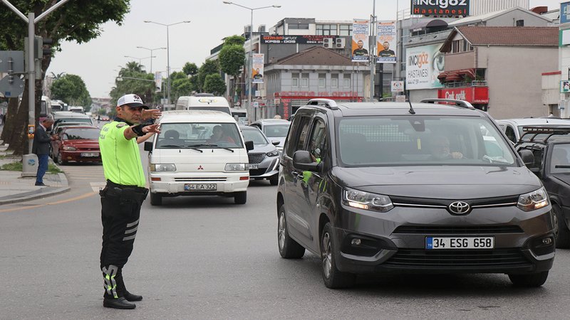 Polis o yolu araç trafiğine kapattı