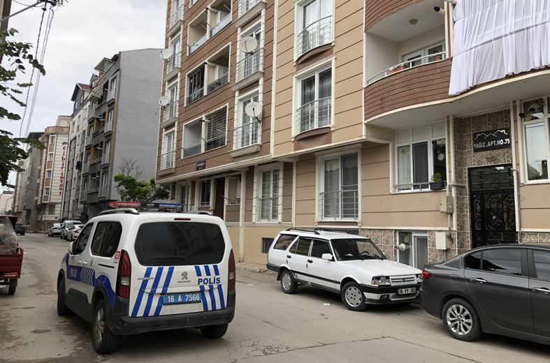 Bursa'da 5. kattan otomobilin üzerine düştü