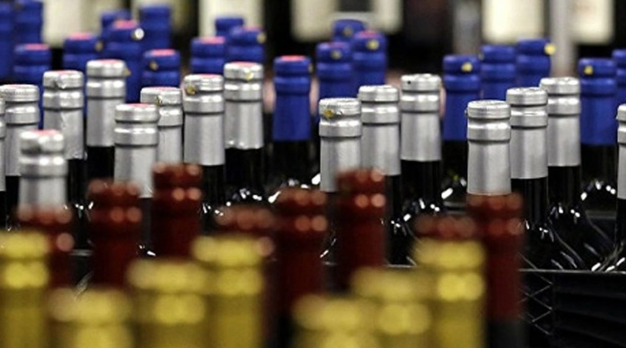 Antalya’da 13 bin şişe sahte içki ele geçirildi