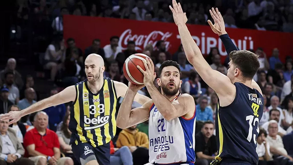 Türkiye Basketbol Süper Ligi'nde ilk finalist 'Anadolu Efes' oldu