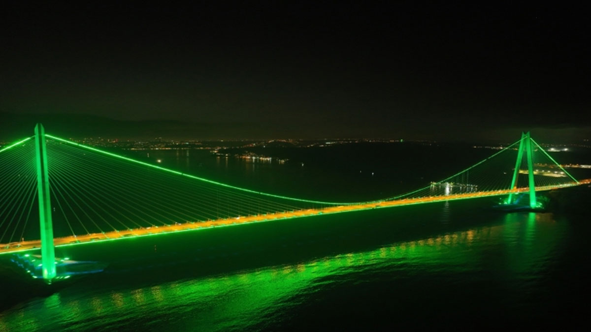 İstanbul'da iki köprü "skolyoz farkındalığı" için ışıklandırıldı
