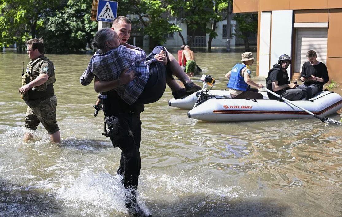 İngiltere'den Ukrayna'ya sel yardımı