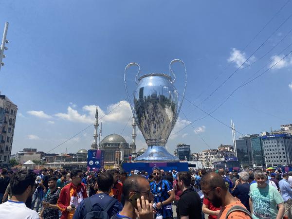 Final öncesi Taksim Meydanı'nda coşku