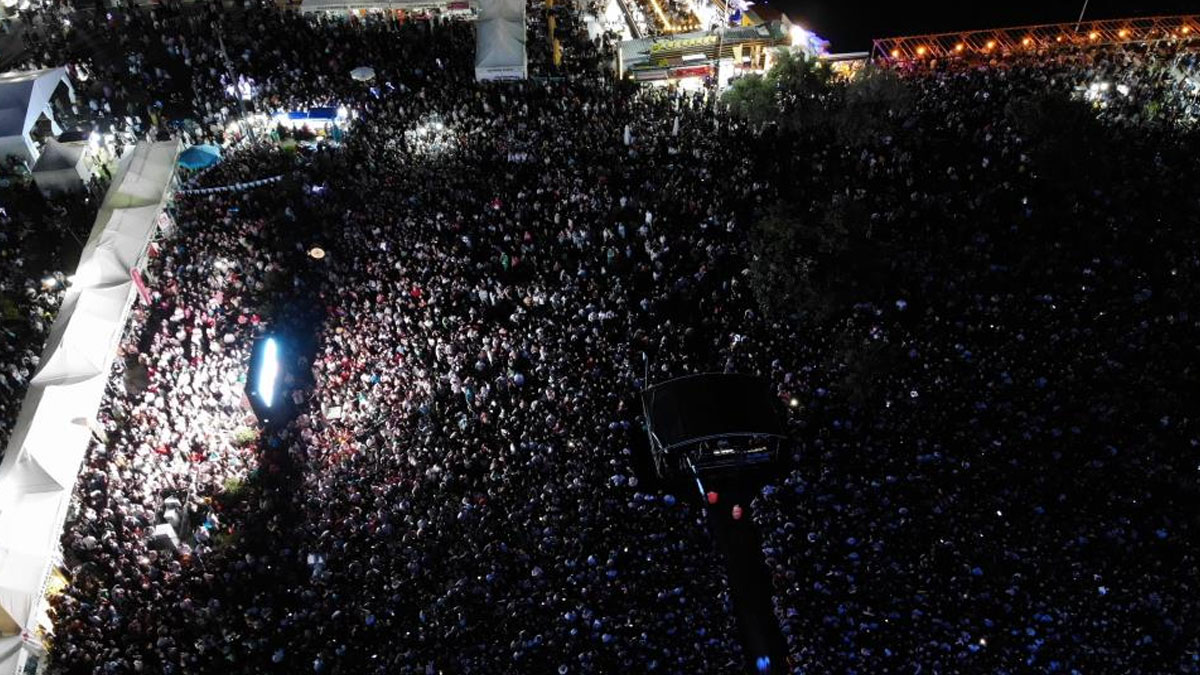 400 bin kişilik konsere ünlü yağmuru