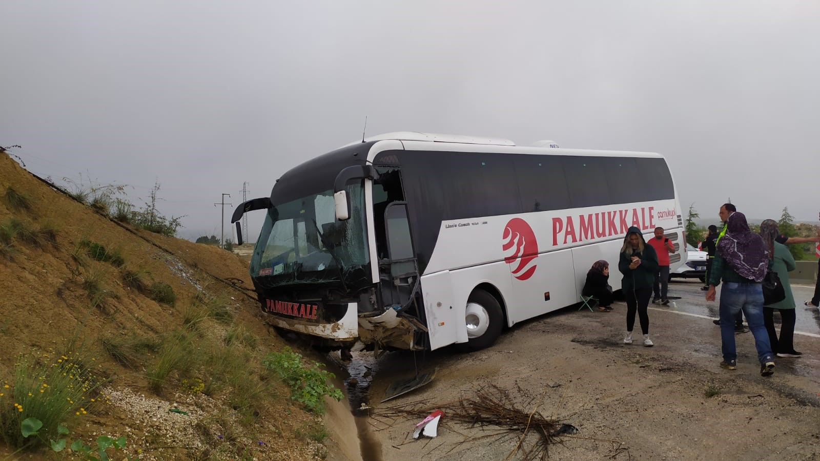 Antalya’da yolcu otobüsü şarampole yuvarlandı: 10 yaralı