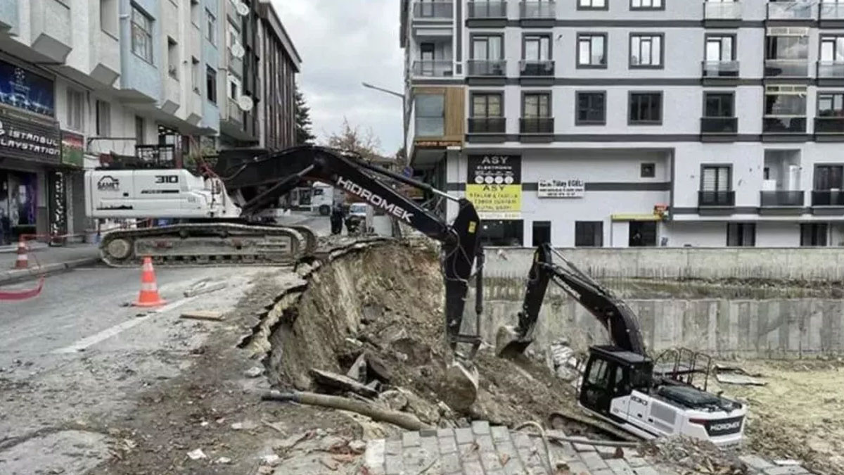 Avcılar'da yol çökmesi sonucu 6 katlı bina boşaltıldı