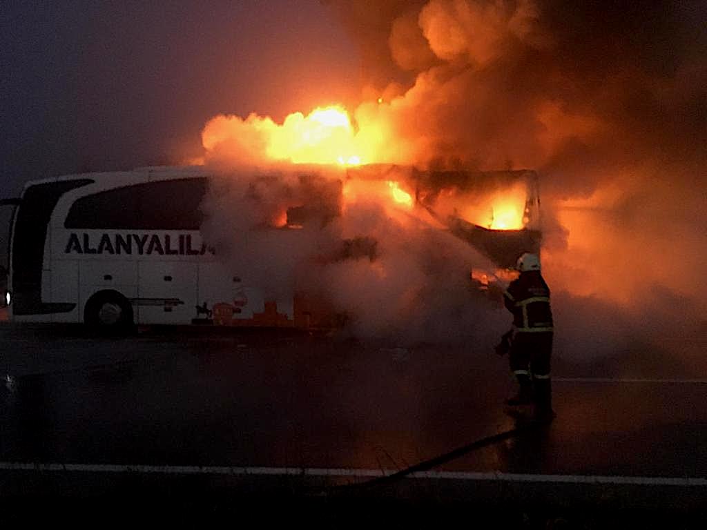 Yolcu dolu otobüs alev alev yandı