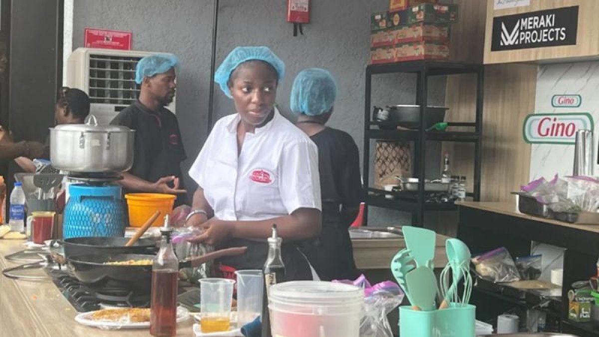 100 saat yemek pişirerek dünya rekoru kırdı