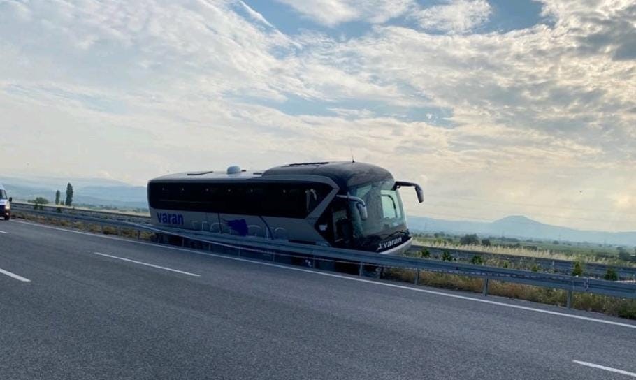 Manisa'da yolcu otobüsü bariyere girdi