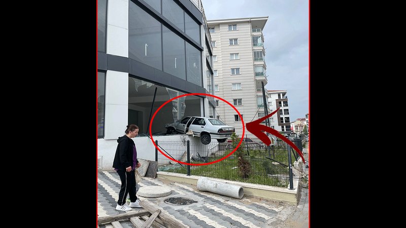 Araç kaldırımdan sekip dükkanda asılı kaldı