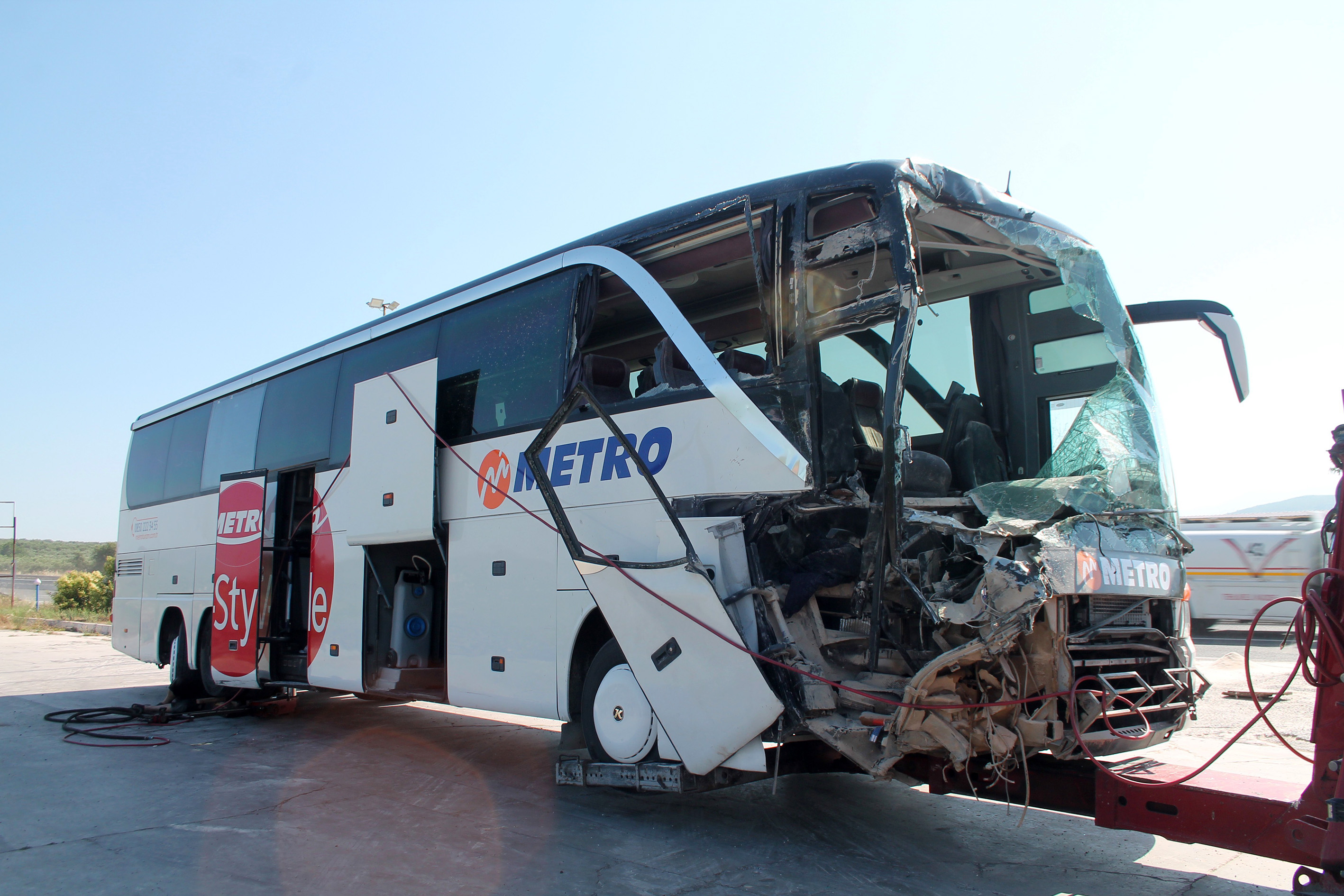 Manisa'da yolcu otobüsü kamyon ile çarpıştı