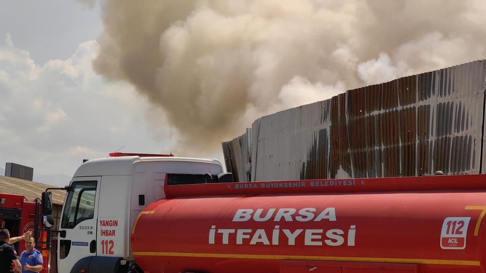 Bursa'da geri dönüşüm tesisinde korkutan yangın