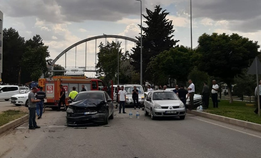 Zincirleme trafik kazası: 4 yaralı