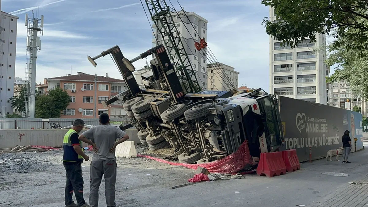 Kadıköy'de metro şantiyesinde vinç devrildi, sokak trafiğe kapatıldı