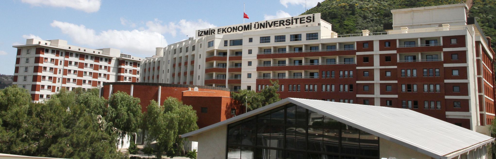 İzmir Ekonomi Üniversitesi öğretim görevlisi alıyor
