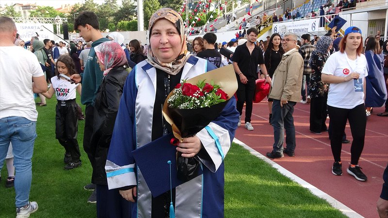 Okumanın yaşı yok! 43 yaşında mezun oldu