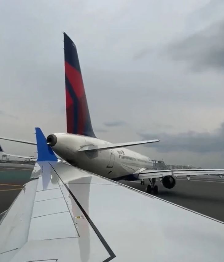 İki uçak havalimanında çarpıştı